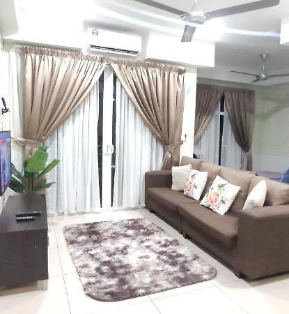 Appartamento Dperdana -Dinies Pool,Wifi, Centre Of Kota Bharu, 4-5 Pax Esterno foto
