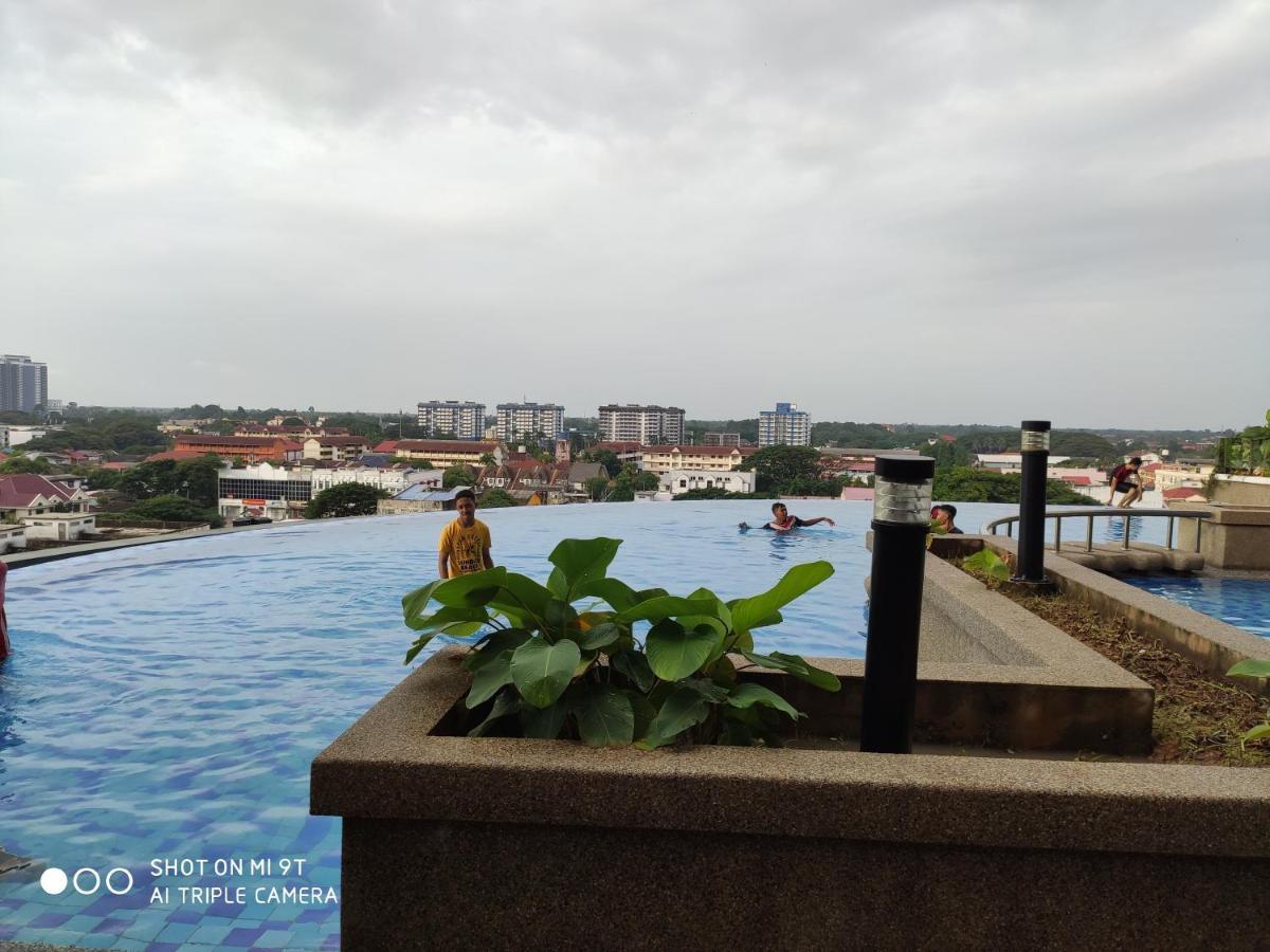 Appartamento Dperdana -Dinies Pool,Wifi, Centre Of Kota Bharu, 4-5 Pax Esterno foto
